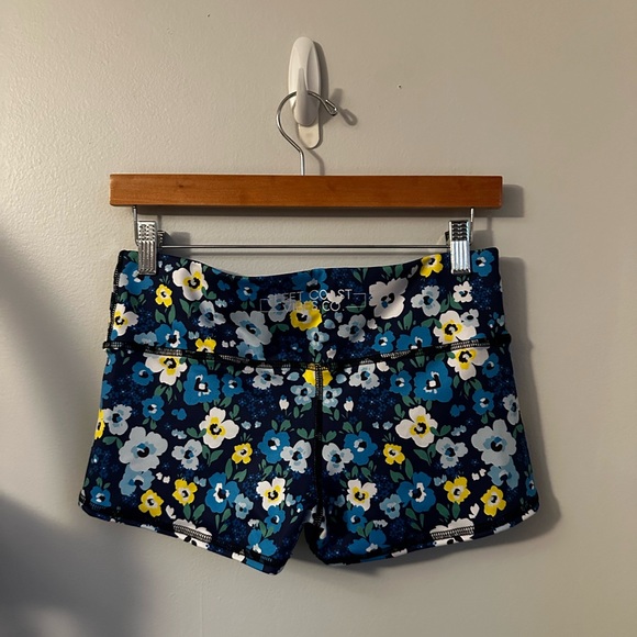 Left Coast Vibes Floral Shorts - Picture 2 of 7